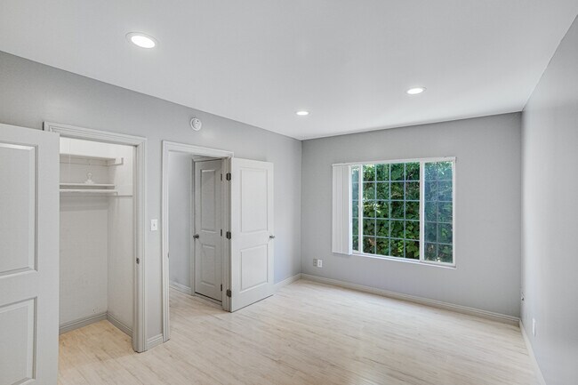Building Photo - 6626 Moore Dr