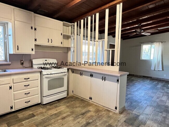 Foto del edificio - Centrall Located Two Bedroom Home