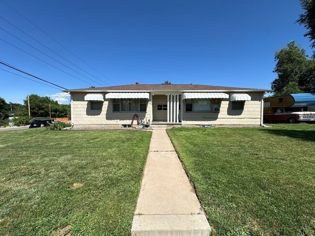 Recently updated 2-bedroom, 1-bath unit in a well-maintained Englewood fourplex w/ a shared yard!... - Recently updated 2-bedroom, 1-bath unit in a well-maintained Englewood fourplex w/ a shared yard!... House