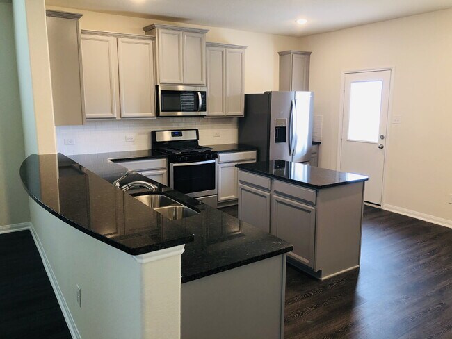 Foto del edificio - Modern Comfort with a Spacious Backyard in...