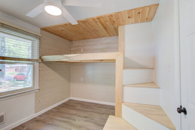 Building Photo - Renovated 3 Bedroom, 1.5 Bath Home in Deep...
