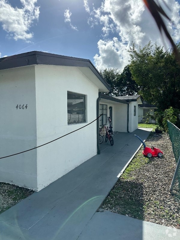 Building Photo - 4064 SW 52nd St