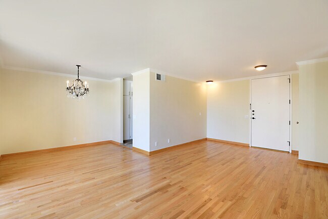 Building Photo - 100 S Doheny Dr