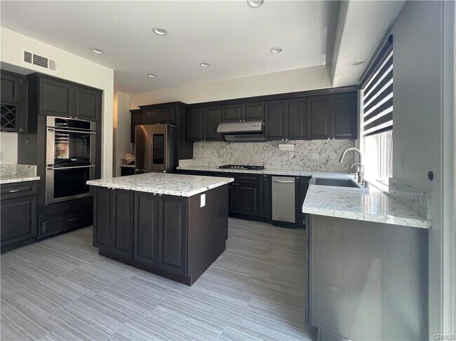 Building Photo - 14 Bel Flora