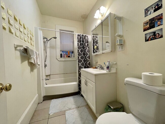 Building Photo - Spacious 3 bedroom