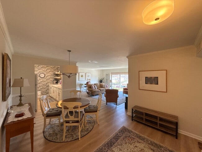 Building Photo - Furnished Condo in Myers Park!