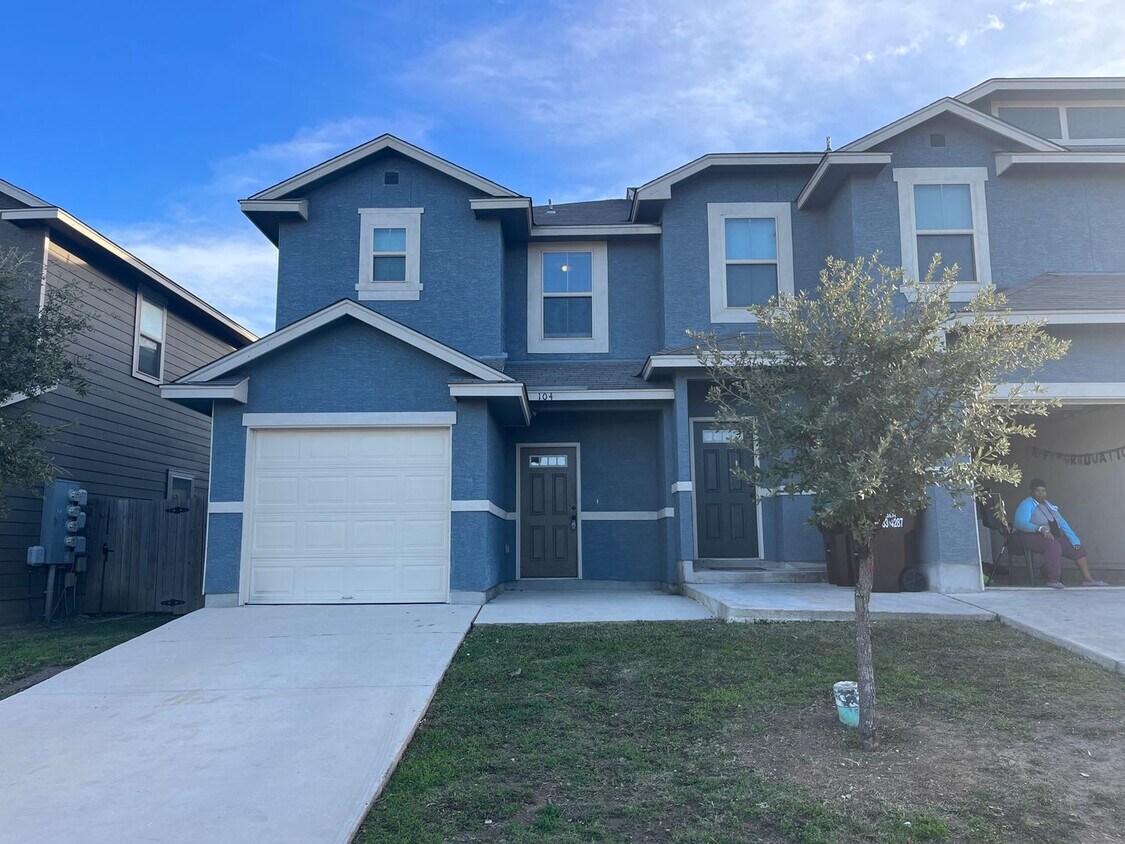 Foto principal - 7014 Micayla Cove #104, San Antonio, TX. 7...