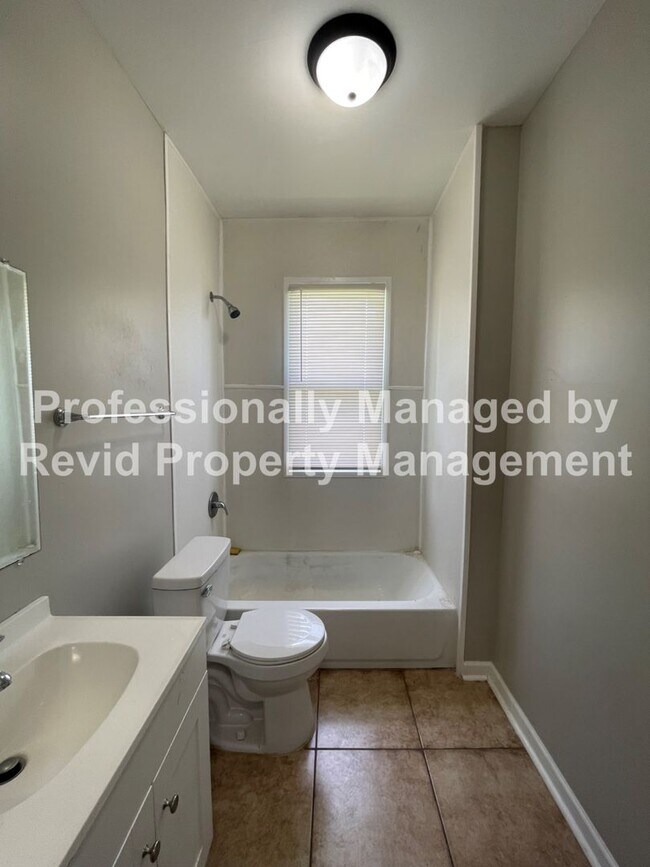 Building Photo - SECTION 8 ACCEPTED