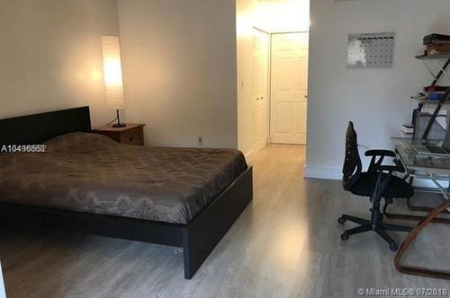 Foto del edificio - 10865 NW 7th St
