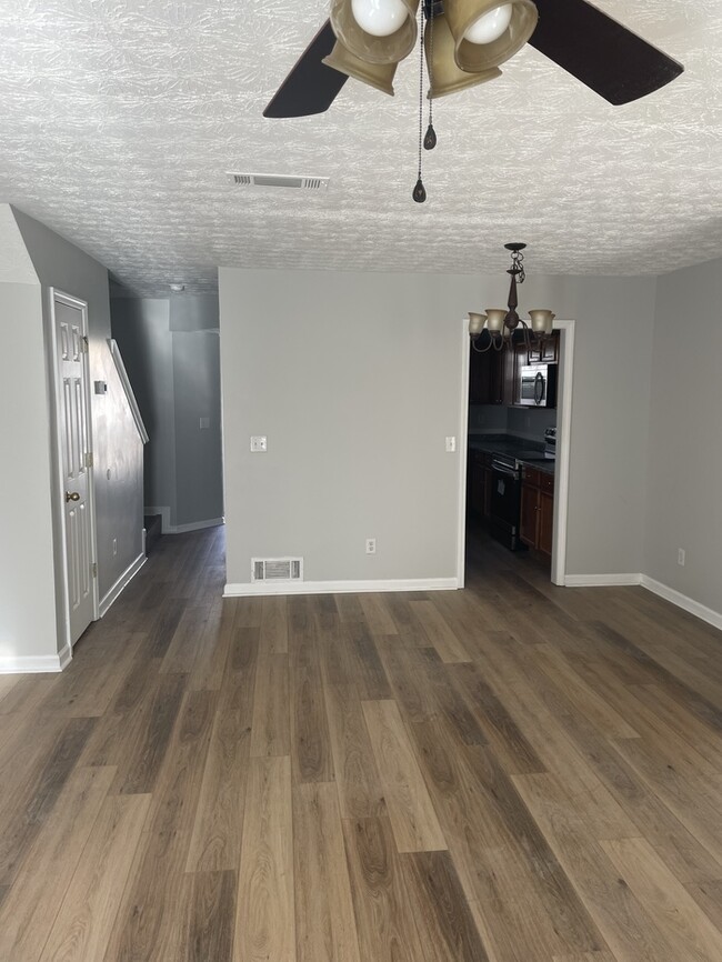 Foto del edificio - Spacious Townhome, New flooring!