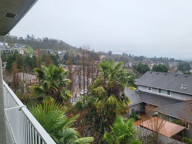 Building Photo - 5 bed 3 bath