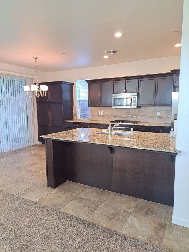 Building Photo - 1504 N Vanguard Way