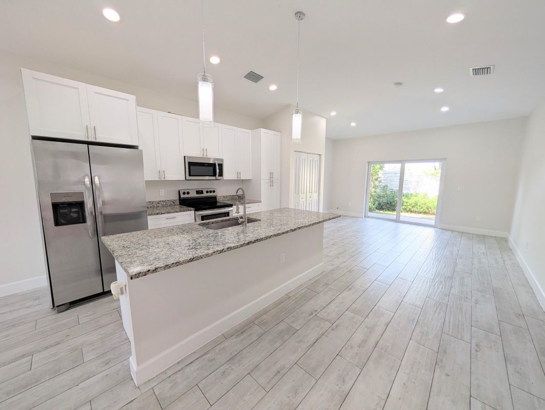 Foto principal - 1566 W 26th Ct