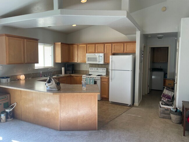 Foto del edificio - Cute Split Bedroom Floor Plan Tucked Away for Added Privacy!