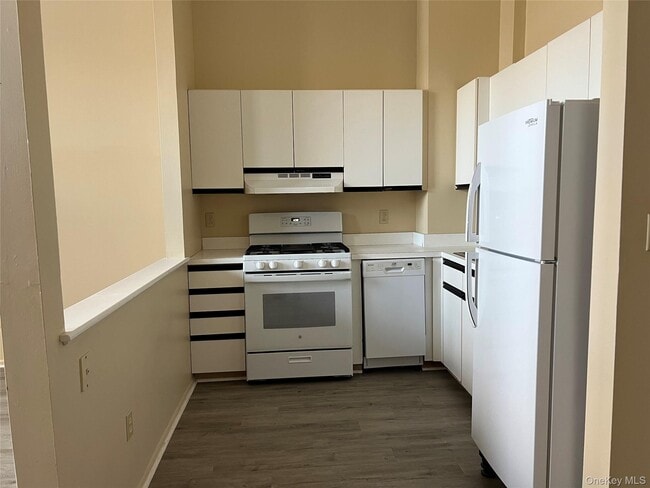 Building Photo - 21 Village Ml