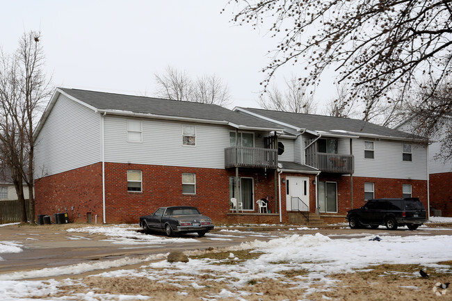 Building Photo - Seven Oaks Apartments