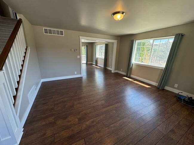 Building Photo - Spacious Canyon Home
