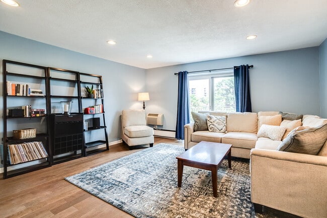 Large living room with access to balcony - 2928 Dean Pky