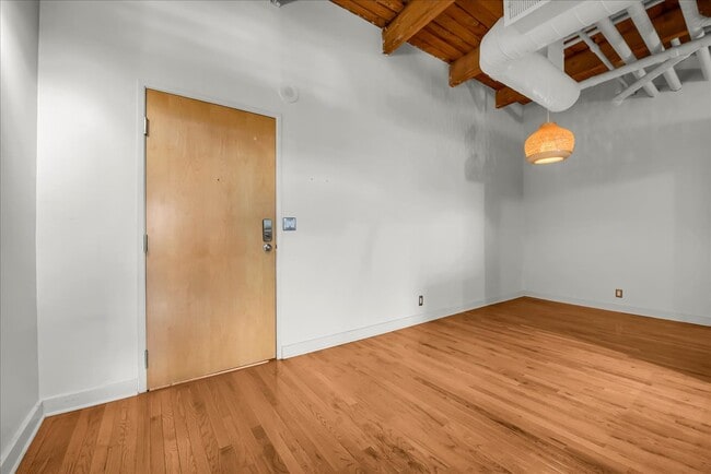 Building Photo - 6533 E Jefferson Ave