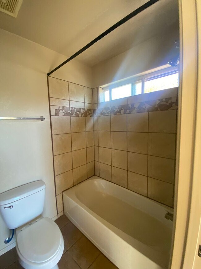 Foto del edificio - 4 Bedroom, 2 Bathroom House Available Now!