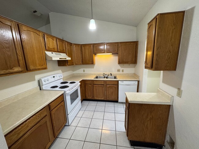 Building Photo - 3 bed 2 bath , fireplace, new paint. Ready...