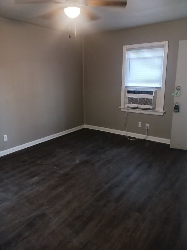 Building Photo - 473 N Mathewson Ct