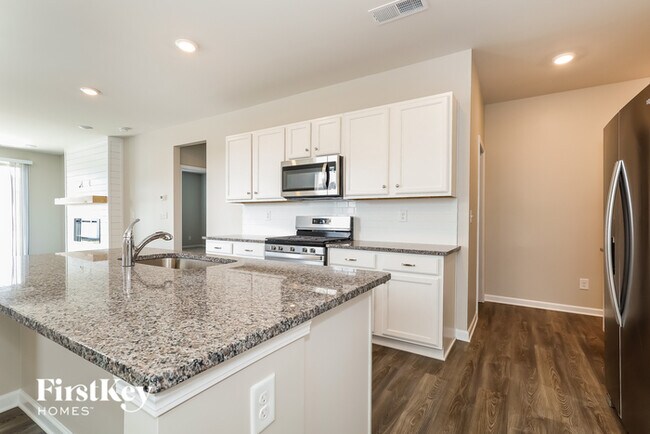 Building Photo - 3011 Weddington Pointe Dr