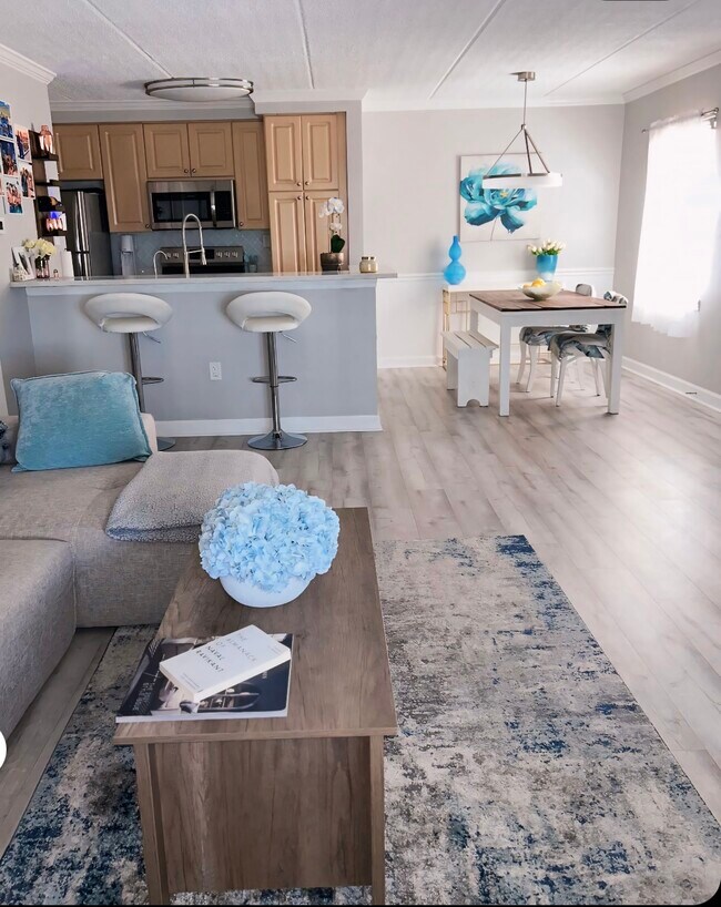 Building Photo - 5304 W Kennedy Blvd