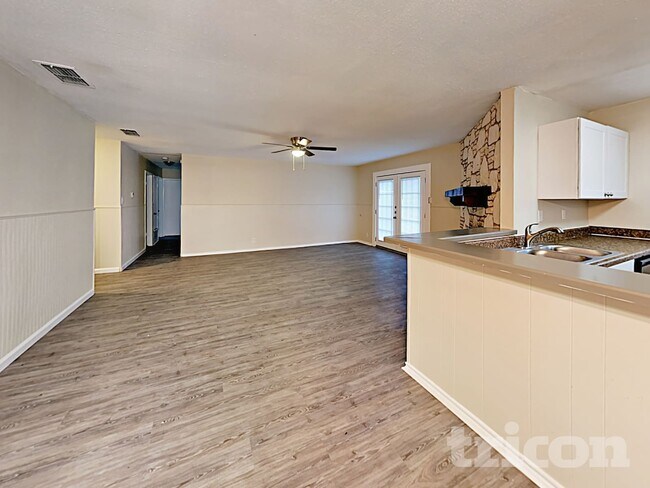 Building Photo - 827 Thornedike Dr