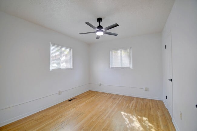 Building Photo - NE Heights 2 Bedroom 1 Bath  with garage