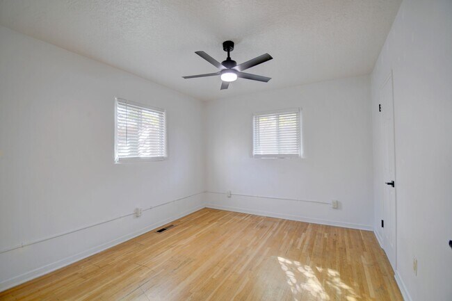 Foto del edificio - NE Heights 2 Bedroom 1 Bath  with garage