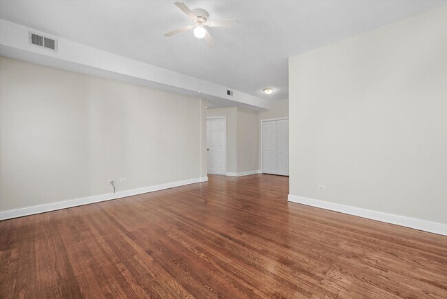 Foto del edificio - 6136 S Eberhart - Jim Sears