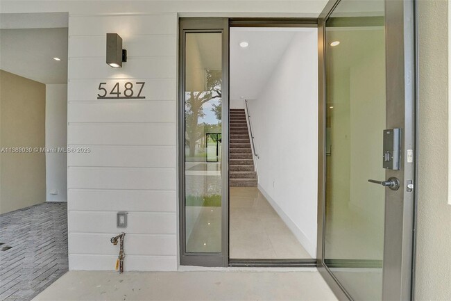 Foto del edificio - 5487 N Oaks Pl