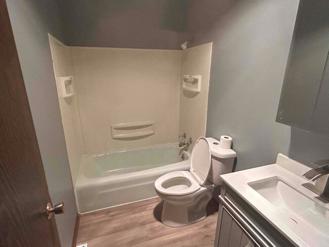 Building Photo - 1105 Mary Ave