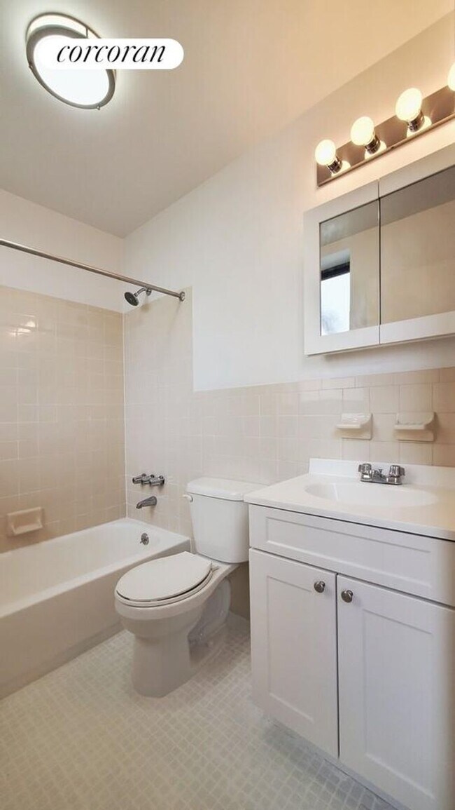 Foto del edificio - 306 W 51st St