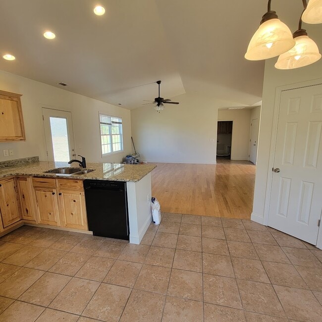 Building Photo - 202 Cathey Rd