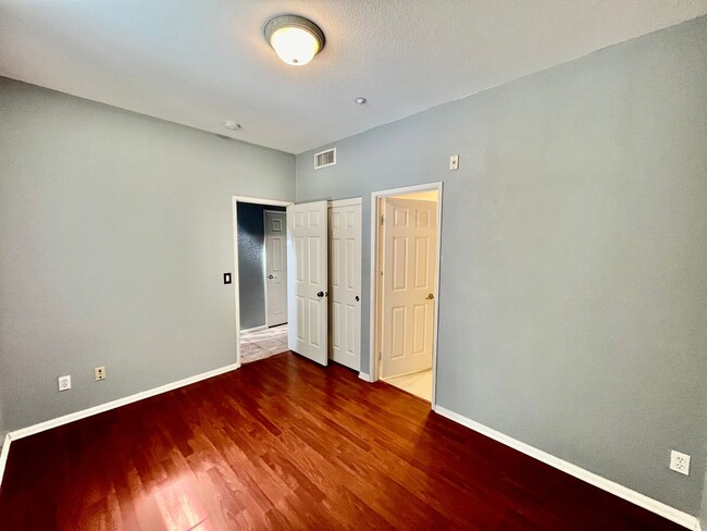 Building Photo - Fantastic 2B/2.5BA Townhouse in Chula Vist...