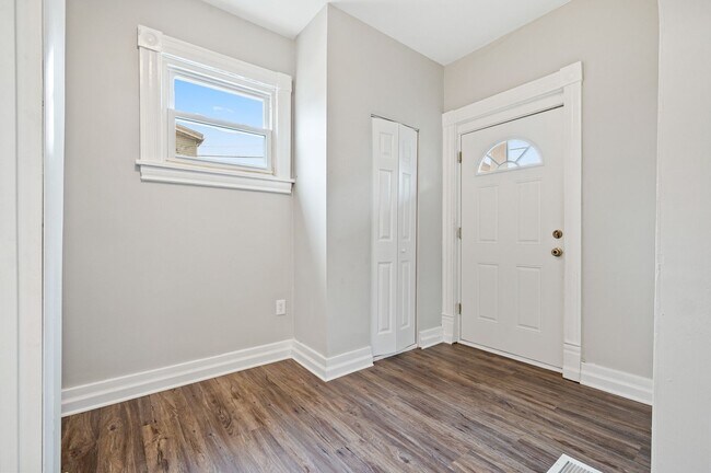 Foto del edificio - Newly Renovated 3 Bed, 2 Bath Single Family Home in Overbrook Area - Central AC, Off-Street Parki...