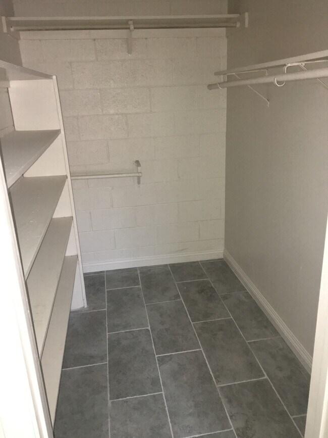 Building Photo - 615 S Royal Crest Cir