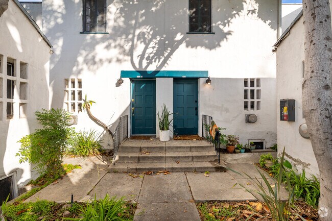 Patio - 2408 - 2416 1/2 N. Beachwood Dr