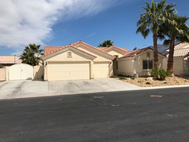 Building Photo - GORGEOUS SINGLE STORY POOL & SPA 4 BD, 2BA...