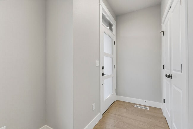 Building Photo - 1118 SW Dottie Ct