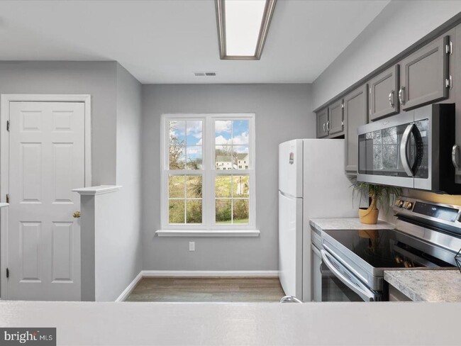 Building Photo - 9422 Scarlet Oak Dr