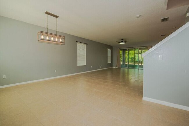 Building Photo - Spacious home in desirable Laurel Estates, Davenport