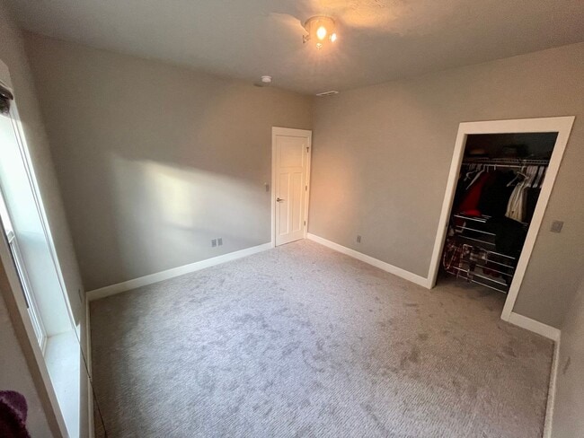 Building Photo - Modern 2 Bedroom, 2.5 Bathroom Bi-Level Du...