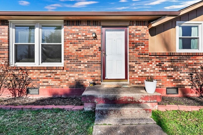 Building Photo - 215 Aster Dr