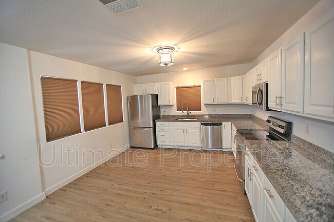 Building Photo - 407 E Eason Ave