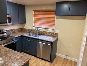 Building Photo - 3611 Forest Glenn Dr