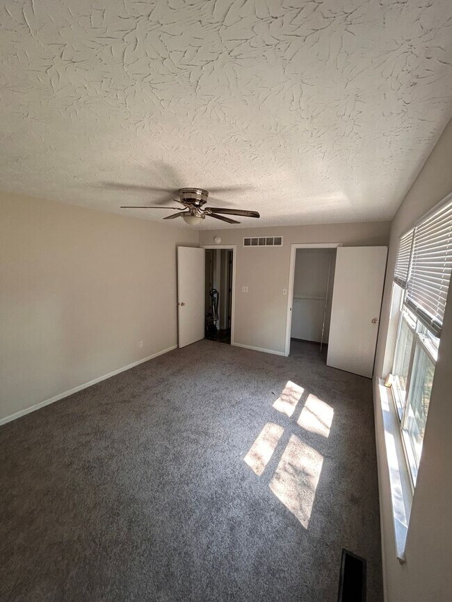 Foto del edificio - DELHI - Spacious 3 bed 2 bath on quiet street