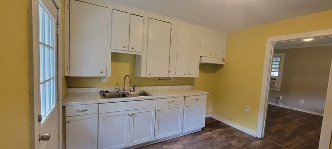 Building Photo - Gorgeous fully remodeled 3 bedroom/1&1/2 b...